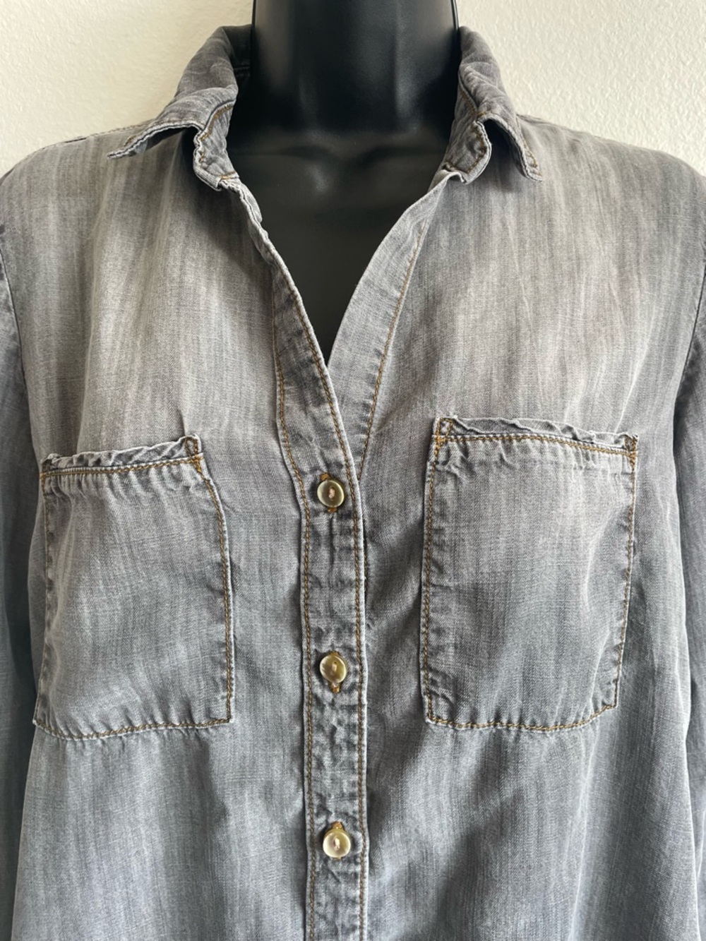 Cloth & Stone Anthropologie Button Down Shirt Gray Chambray Lightweight XS - Picture 5 of 12